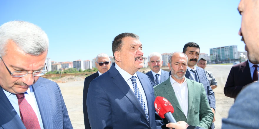 100. yıl kent parkında incelemelerde bulunan başkan gürkan