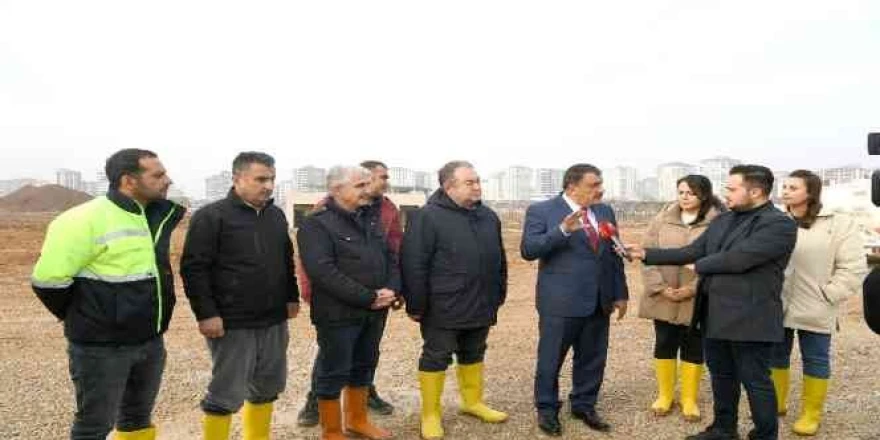 100. Yıl Kent Parkında incelemelerde bulunan Başkan Gürkan,