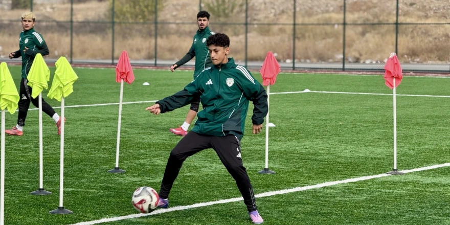 14 Yaşındaki Emir Süleyman Ataş A Takım Antrenmanında Yer Aldı