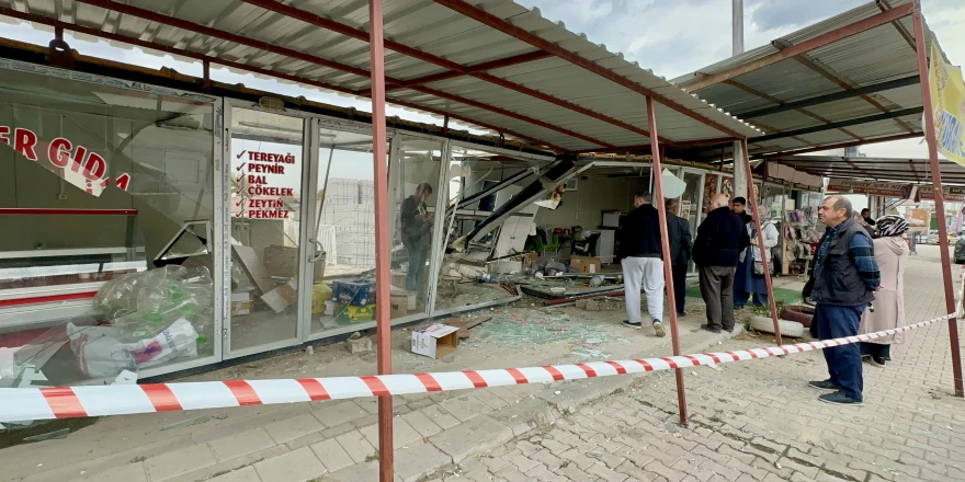 2 Dakikayla Ölümden Döndü: Otomobil Konteyneri Biçip Tarlaya Uçtu