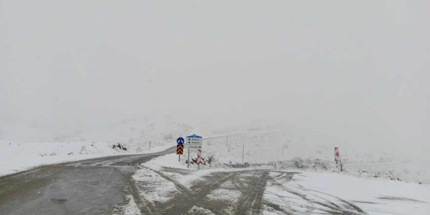 21 Mahallede Kar Küreme ve Yol Açma Çalışmaları Devam Ediyor