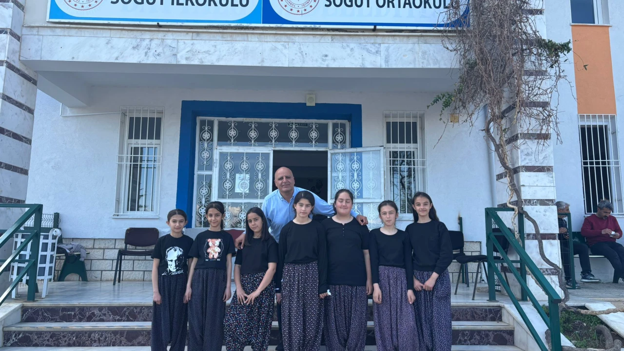 23 Nisan’da Beydağı’nda Öğrencilere Bayrak ve Hediye Dağıtıldı, Dernek Başkanı Emin Ayten de Katıldı