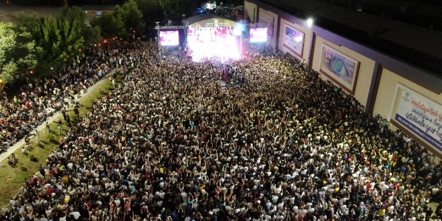 25. Kayısı Festivali Eypio ve Serdar Ortaç konserleriyle sona erdi