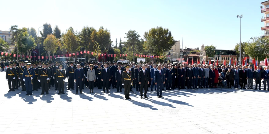 29 Ekim Kutlamaları Yeni Cumhuriyet Meydan’ında Yapılan Törenle Başladı