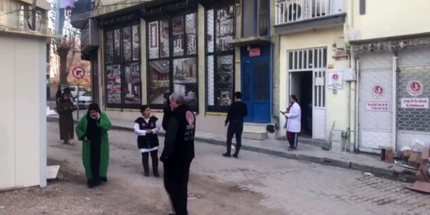 - 6 Şubat depremi anlatırken depreme yakandı.