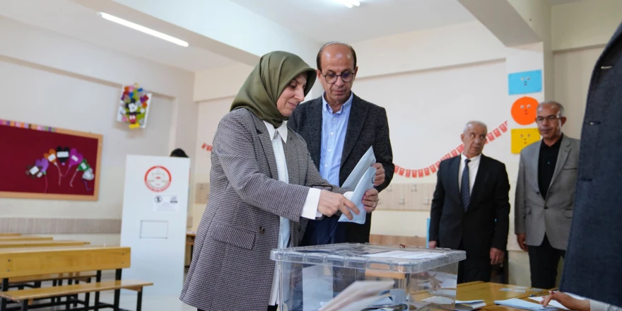 AK Parti Yeşilyurt Belediye Başkan Adayı Prof. Dr. İlhan Geçit oyunu, eşi ve çocuklarıyla birlikte kullandı.