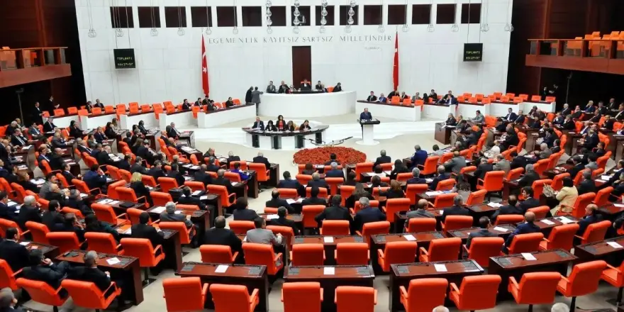 AK Parti’nin 29 Maddelik Teklifi TBMM Gündeminde: Doğum İzni Artıyor, Sosyal Medyaya Yaş Sınırı Geliyor