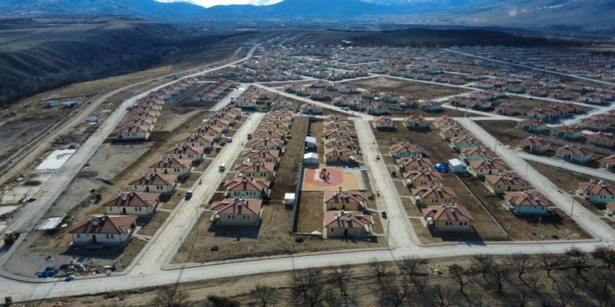 Akçadağ Ören Mahallesi’nde 382 Deprem Konutu Hak Sahiplerine Teslim Edildi