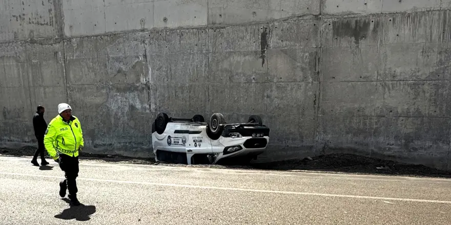 Akçadağ’da Belediye Personelini Taşıyan Araç Kaza Yaptı