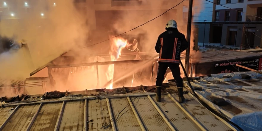 Akpınar Mahallesinde Gece Yarısı Çıkan Yangın Korkuttu