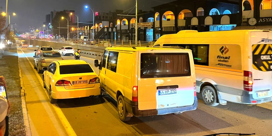 Alt Geçit Girişinde Zincirleme Kazalarda Trafiği Aksattı