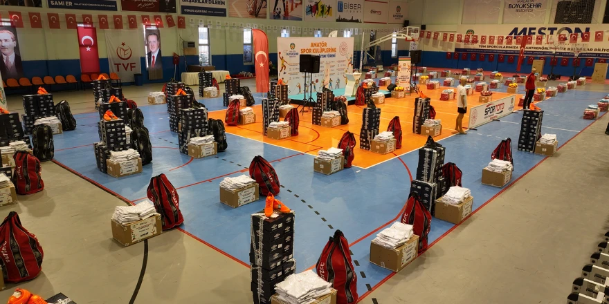 Amatör Spor Kulüplerine 10 Milyon TL Değerinde Spor Malzemesi Desteği