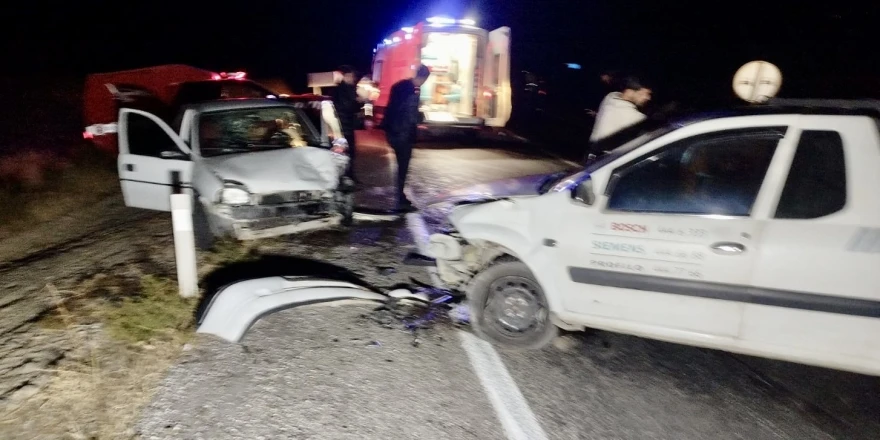 Arguvan Yolunda Kafa Kafaya Çarpışma: 2 Yaralı