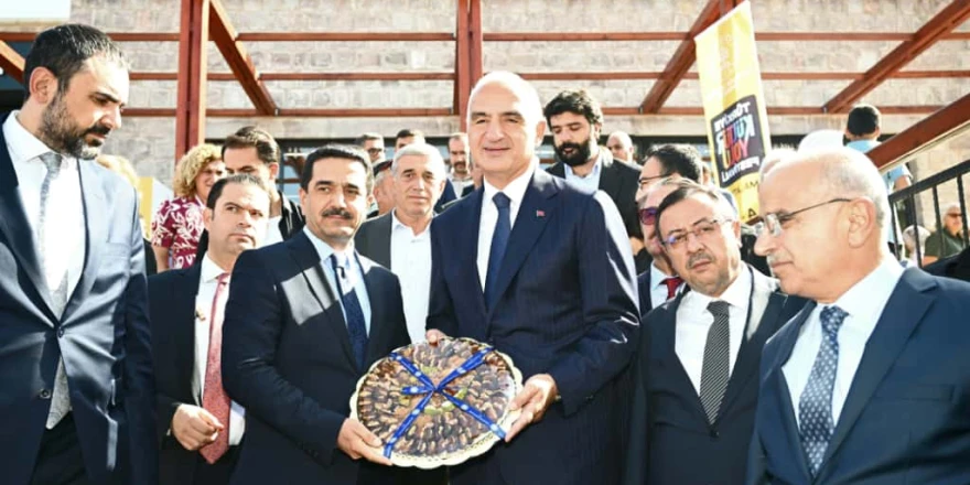 Bakan Ersoy, Arslantepe Karşılama Merkezi Açılışında Battalgazi Belediyesi Seramik Standını Ziyaret Etti