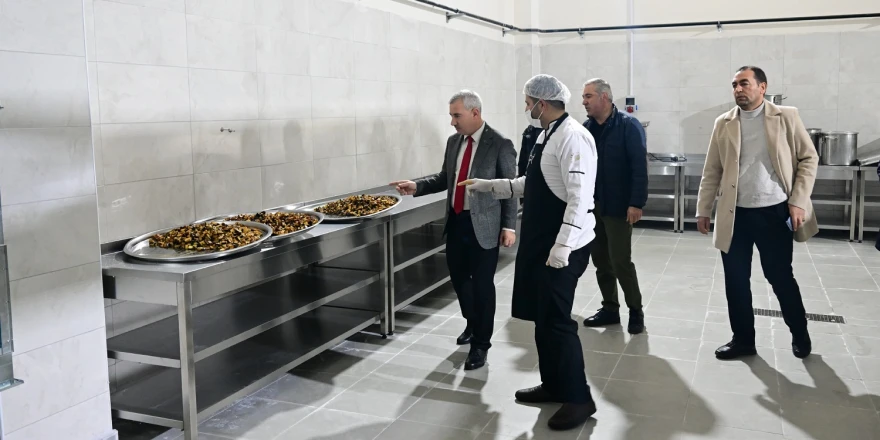 Başkan Çınar, Yeşilyurt Belediyesi Yemek Fabrikasını İnceledi