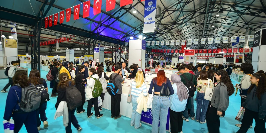 Başkan Er Stantları Ziyaret Ederek Yazarlarla Bir Araya Geldi