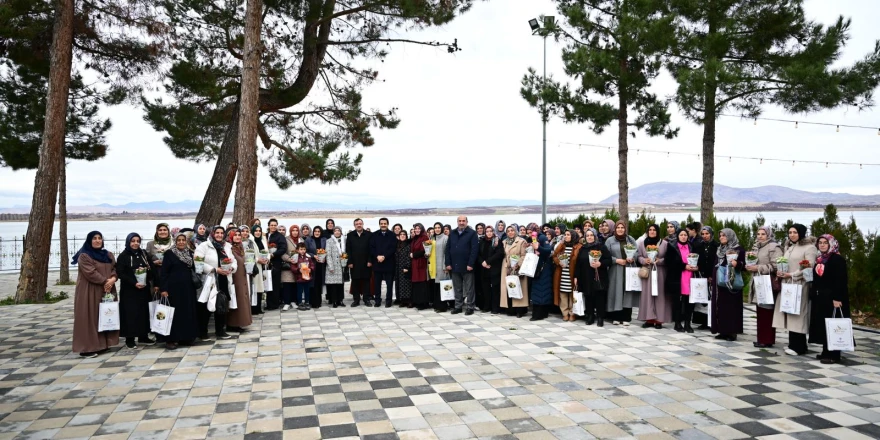 Başkan Taşkın Ak Parti Kadın Kolları Mahalle Başkanları Toplantısına Katıldı