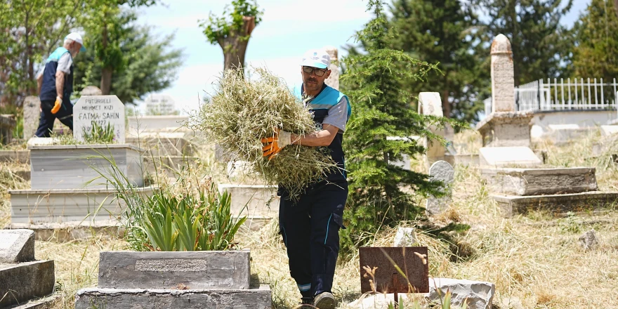 Battalgazi Belediyesi’nden Mezarlıklarda Bahar Ve Bayram Temizliği