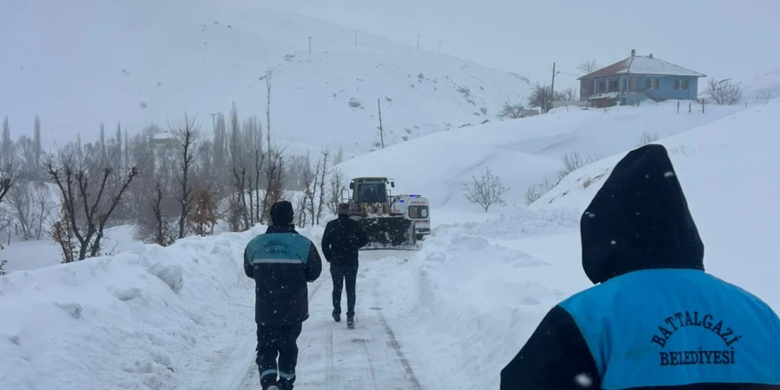 Battalgazi Belediyesi Ekipleri Sağlık Çalışanlarını İş Makinesiyle Hastaya Ulaştırdı