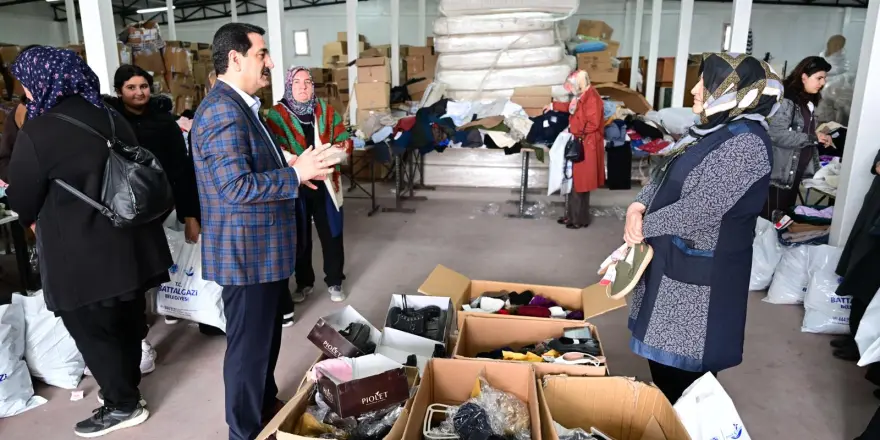 Battalgazi Belediye Başkanı Bayram Taşkın Yardım Malzemeleri Tasnif Çalışmasına Eşlik Etti