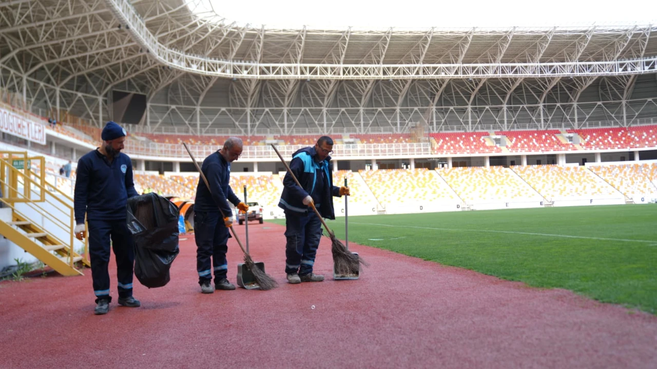 BATTALGAZİ BELEDİYESİ’NDEN KTİRİK MAÇ ÖNCESİ TEMİZLİK ÇALIŞMASI