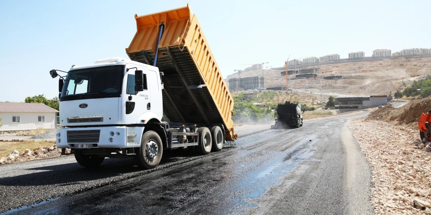 BATTALGAZİ’DE ASFALT SEFERBERLİĞİ SÜRÜYOR