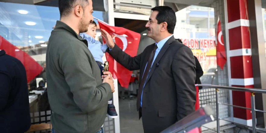 Battalgazi’de Cumhuriyet Coşkusu: Başkan Taşkın Vatandaşlara Türk Bayrağı Hediye Etti
