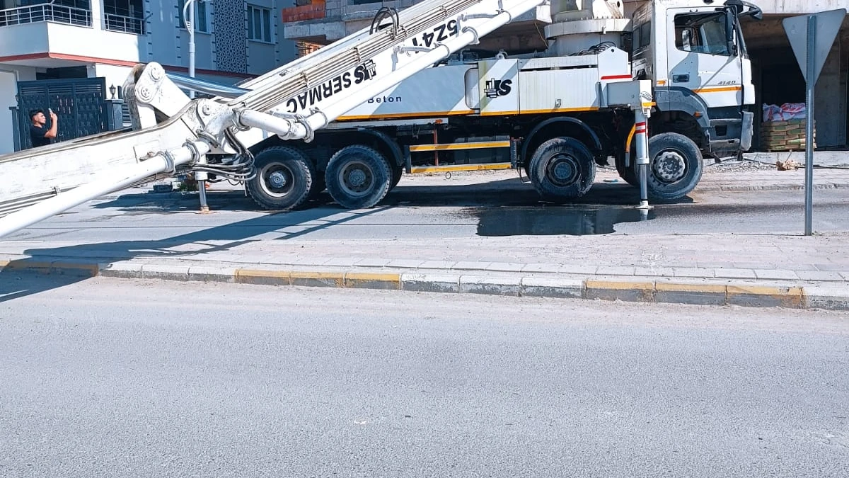 Battalgazi’de İnşaat Kazası: Beton Pompası Caddeye Devrildi