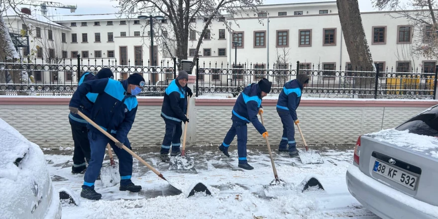 Battalgazi’de Karla Mücadele Aralıksız Sürüyor