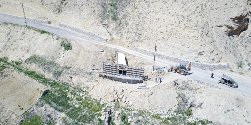 Büyükşehir Belediyesi Yol Güvenliğini Artırmak İçin Köprü, Menfez Ve Taş Duvar İnşa Ediyor
