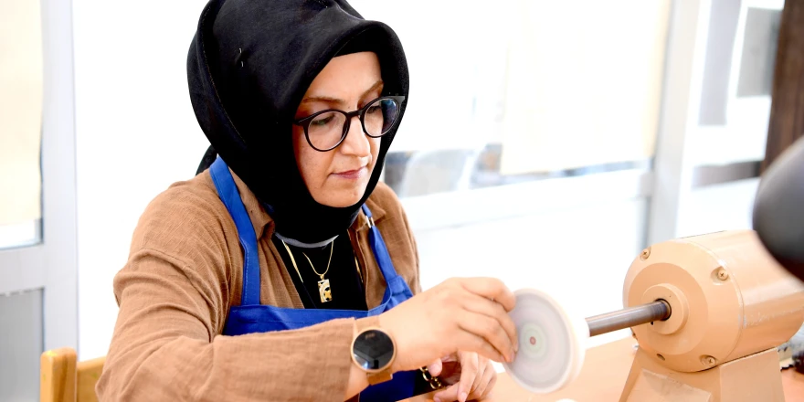 Büyükşehir Belediyesi Sanat Merkezi’nde Unutulmaya Yüz Tutmuş Tespih Sanatı İcra Ediliyor