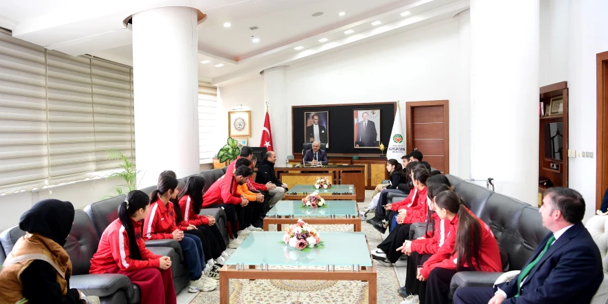 Büyükşehir Belediyesporlu Sporcularla Bir Araya Gelen Başkan Er: Malatya'nın Her Bölgesinde Spor tesisi olacak