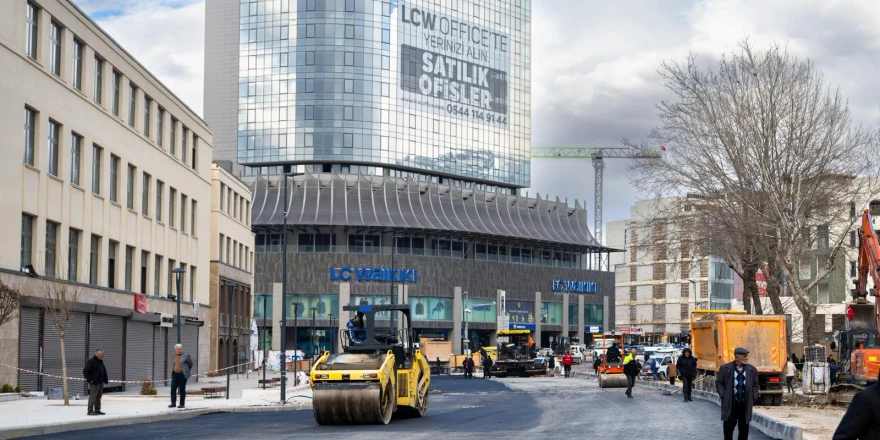 Büyükşehir çarşı merkezinin altyapı çalışmalarını tamamladı, asfaltlama işlemi yapılıyor