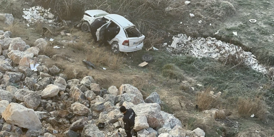 Buzlanma Nedeniyle Köprüden Şarampole Uçan Otomobilde 1 Kişi Hayatını Kaybetti