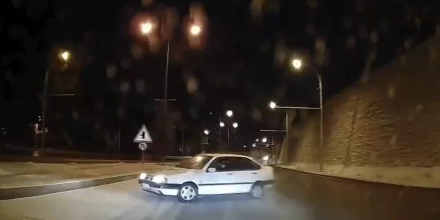 Buzlanma Nedeniyle Makas Atan Otomobil Trafiği Tehlikeye Soktu