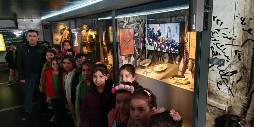 Çanakkale Mobil Müzesi Darende’de Ziyarete Açıldı: “Savaşın İzleri Vitrinde Anlatılıyor”