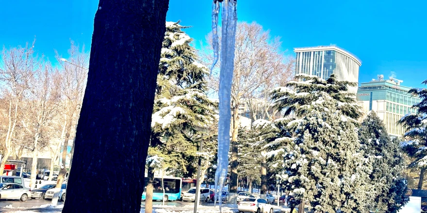 Çatı Oluklarındaki Buz Sarkıtları Tehlike Saçıyor