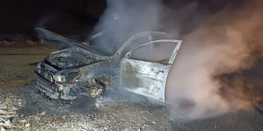 Çelikhan Yolu Üzerinde Araç Yangını Maddi Hasara Neden Oldu