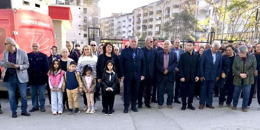 CHP İlçe Teşkilatları 10 Kasım’da Okul Önlerinde Ata’yı Andı