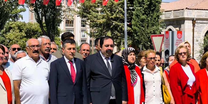 CHP Malatya il teşkilatı 30 Ağustos Zafer Bayramı Atatürk Anıtı'na çelenk sunumunda bulunuldu
