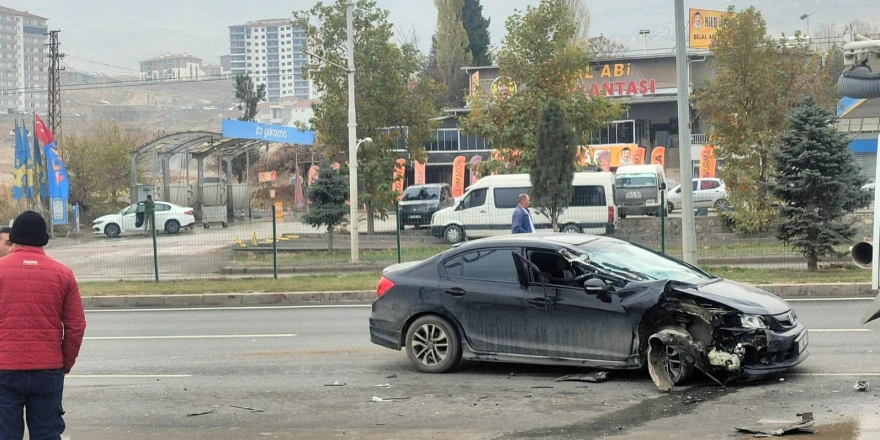 Çöp Kamyonuna Arkadan Çarptı, Ölümden Döndü