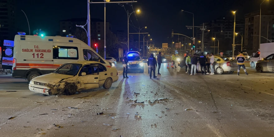 Çöşnük Kavşağı’nda İki Otomobil Çarpıştı: 6 Yaralı
