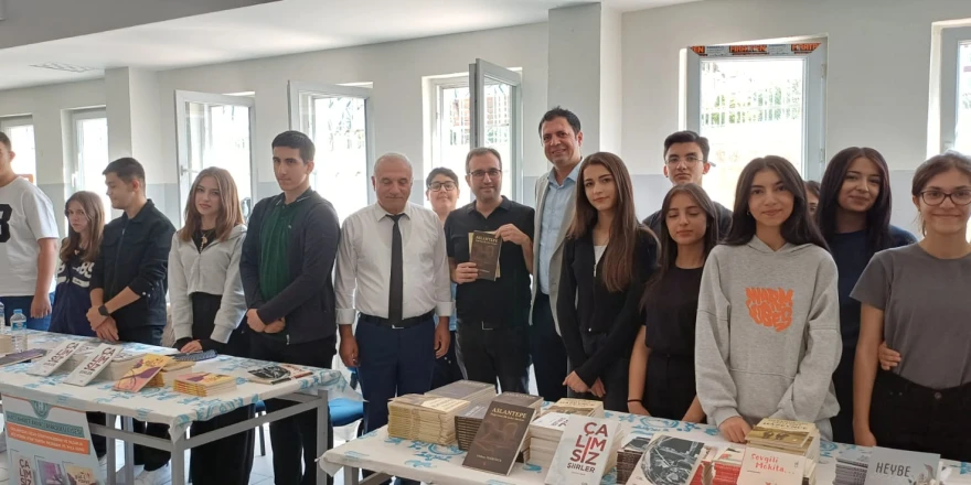 Cumhuriyet Anadolu Lisesi Öğrenci Ve Öğretmen Kitapları Tanıtım Ve İmza Günü Etkinliği