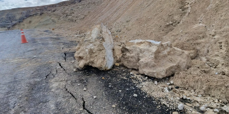 Darende–Elbistan Yolunda Heyelan Alarmı: Çatlaklar Ve Çökmeler Endişe Yarattı