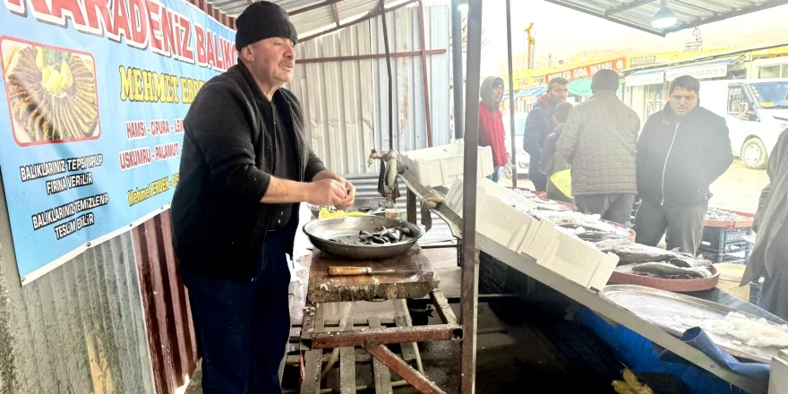 Darende’de Hamsi ve Somun Tezgâhlardan Kapış Kapış Gidiyor