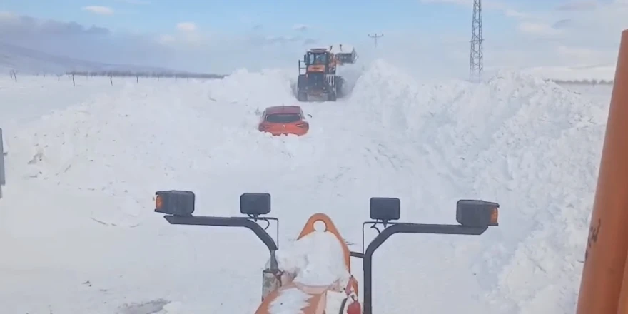 Darende'de Kar Altında Kalan Araçlar Gün Yüzüne Çıktı