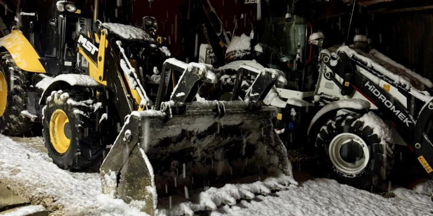 Darende’de Kar Mesaisi: Belediye Ekipleri Gece Boyu Sahadaydı