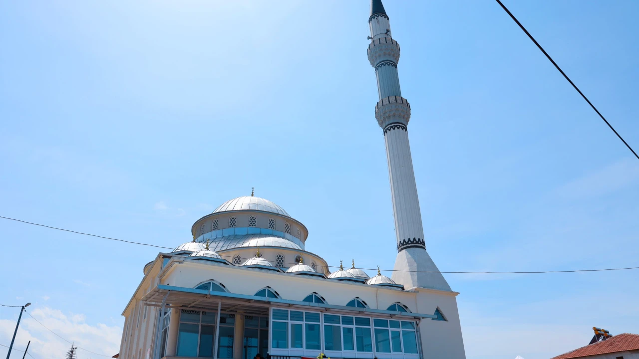 Deprem Sonrası Yeniden İnşa: Yaka Gökyüzü Camii İbadete Açıldı