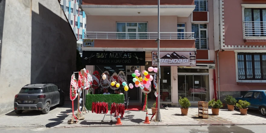 Depremde iş yeri yıkılan Kuaför Burak 2,5 yıl sonra yeni yerinde hizmete başladı