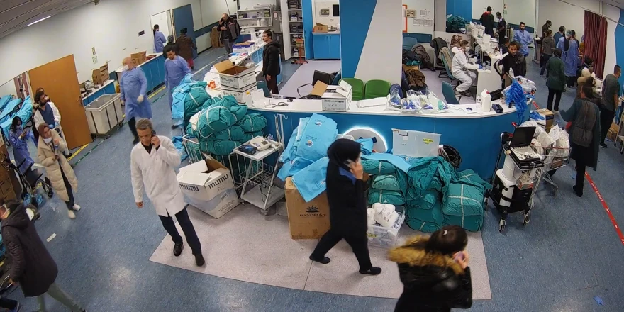 Depremde Kaçmadılar, Hastaya Siper Oldular